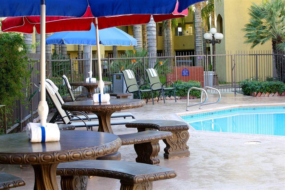 Hotel d'Lins Ontario Airport Exterior foto