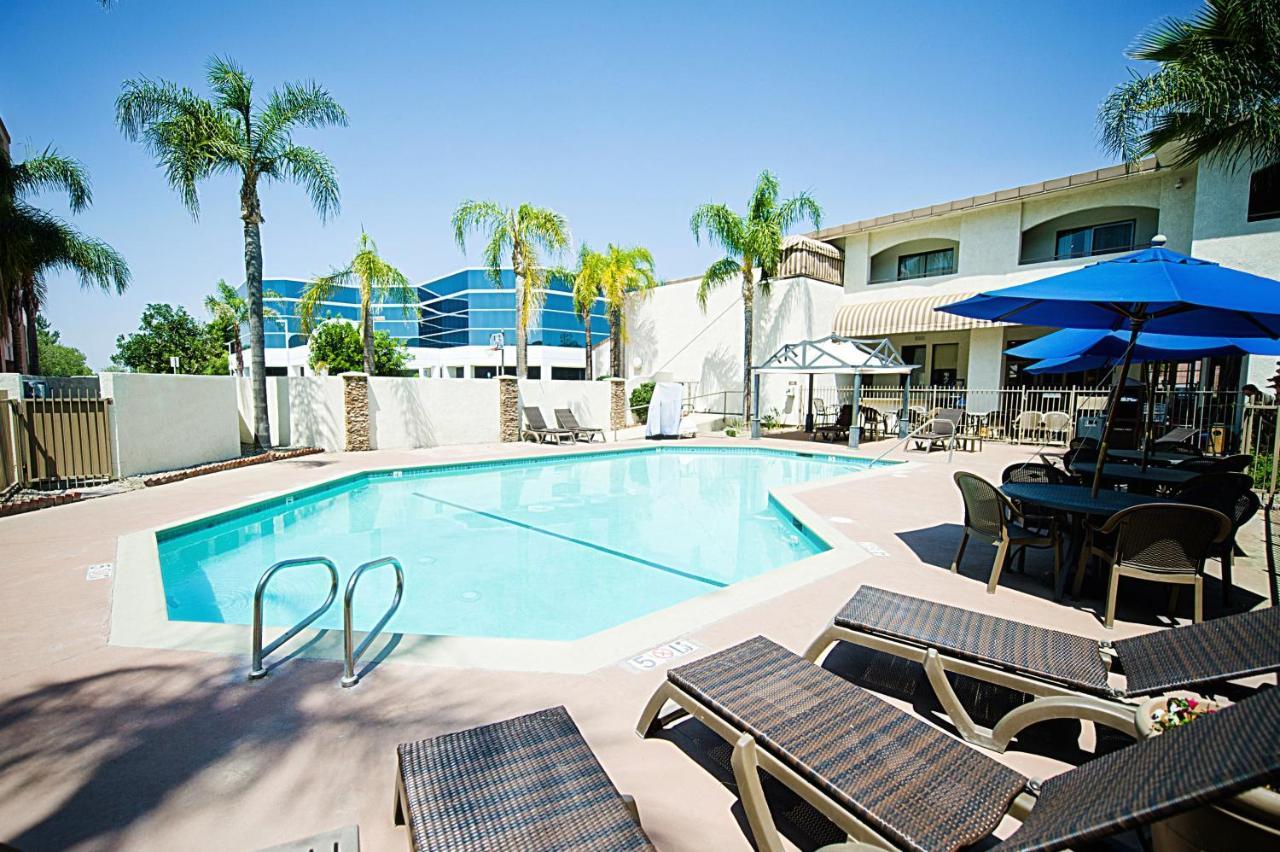 Hotel d'Lins Ontario Airport Exterior foto
