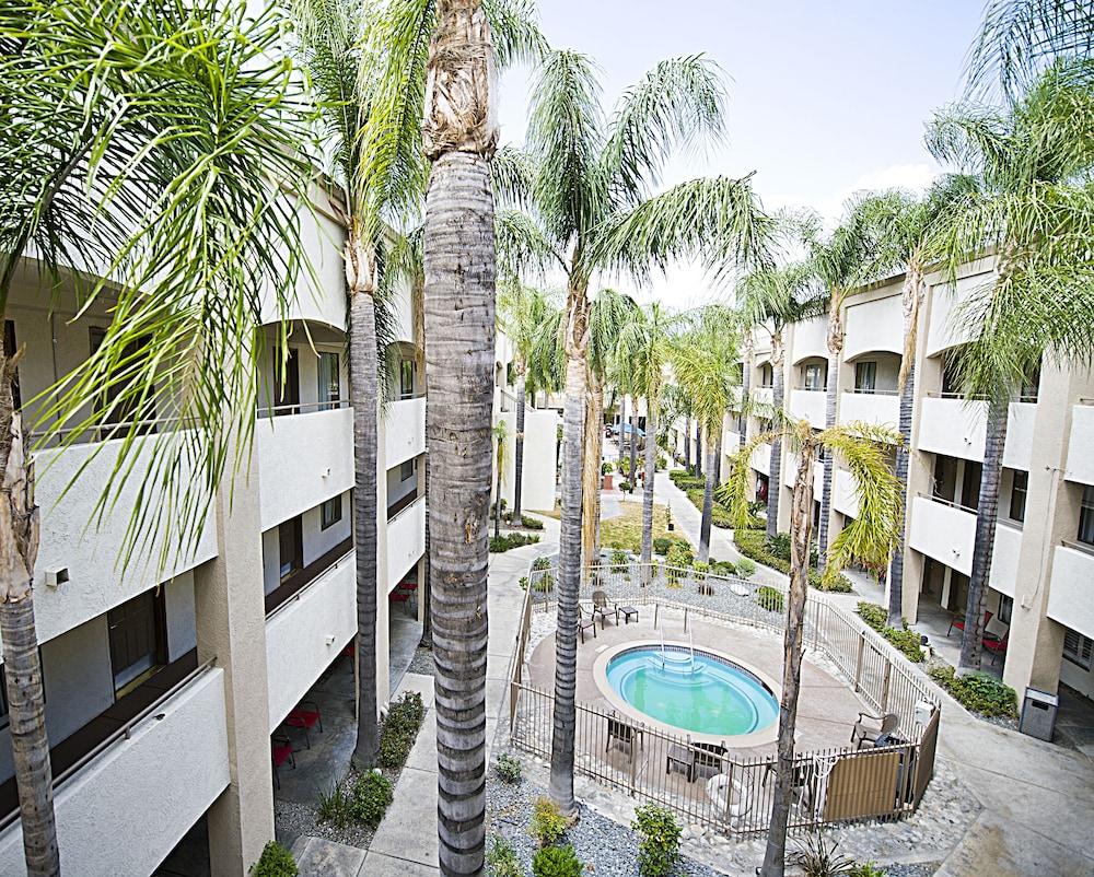 Hotel d'Lins Ontario Airport Exterior foto