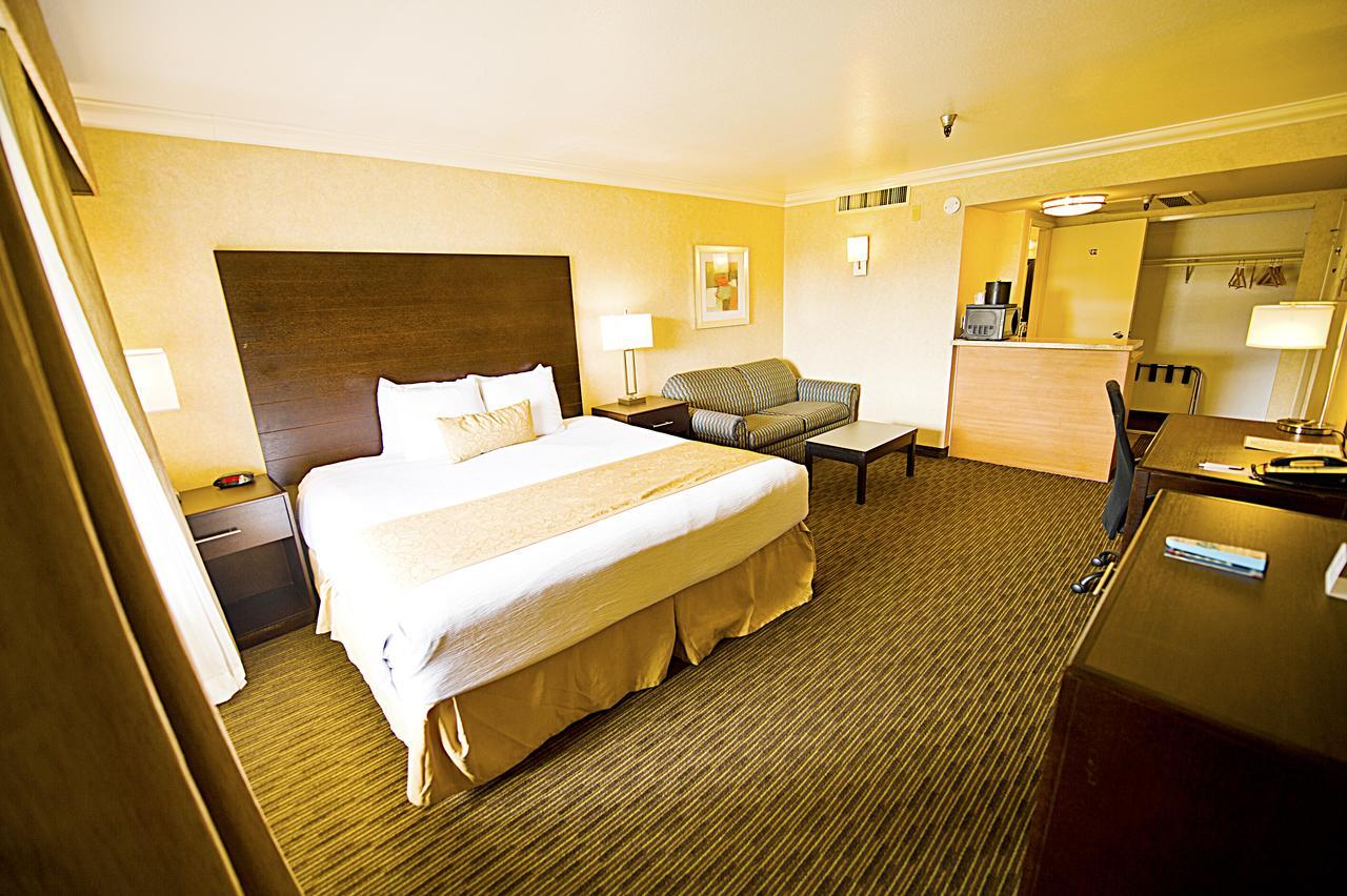 Hotel d'Lins Ontario Airport Exterior foto