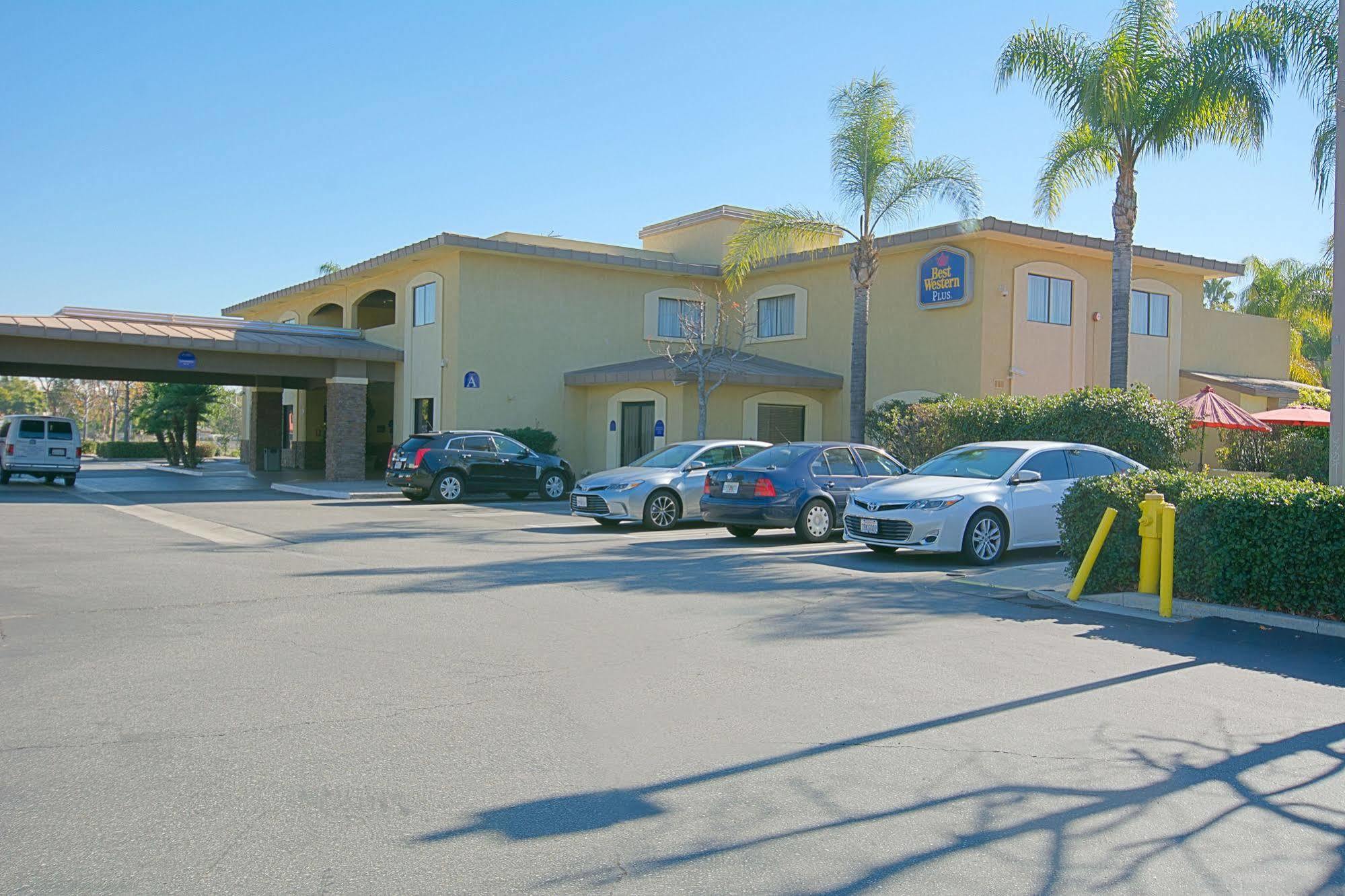 Hotel d'Lins Ontario Airport Exterior foto
