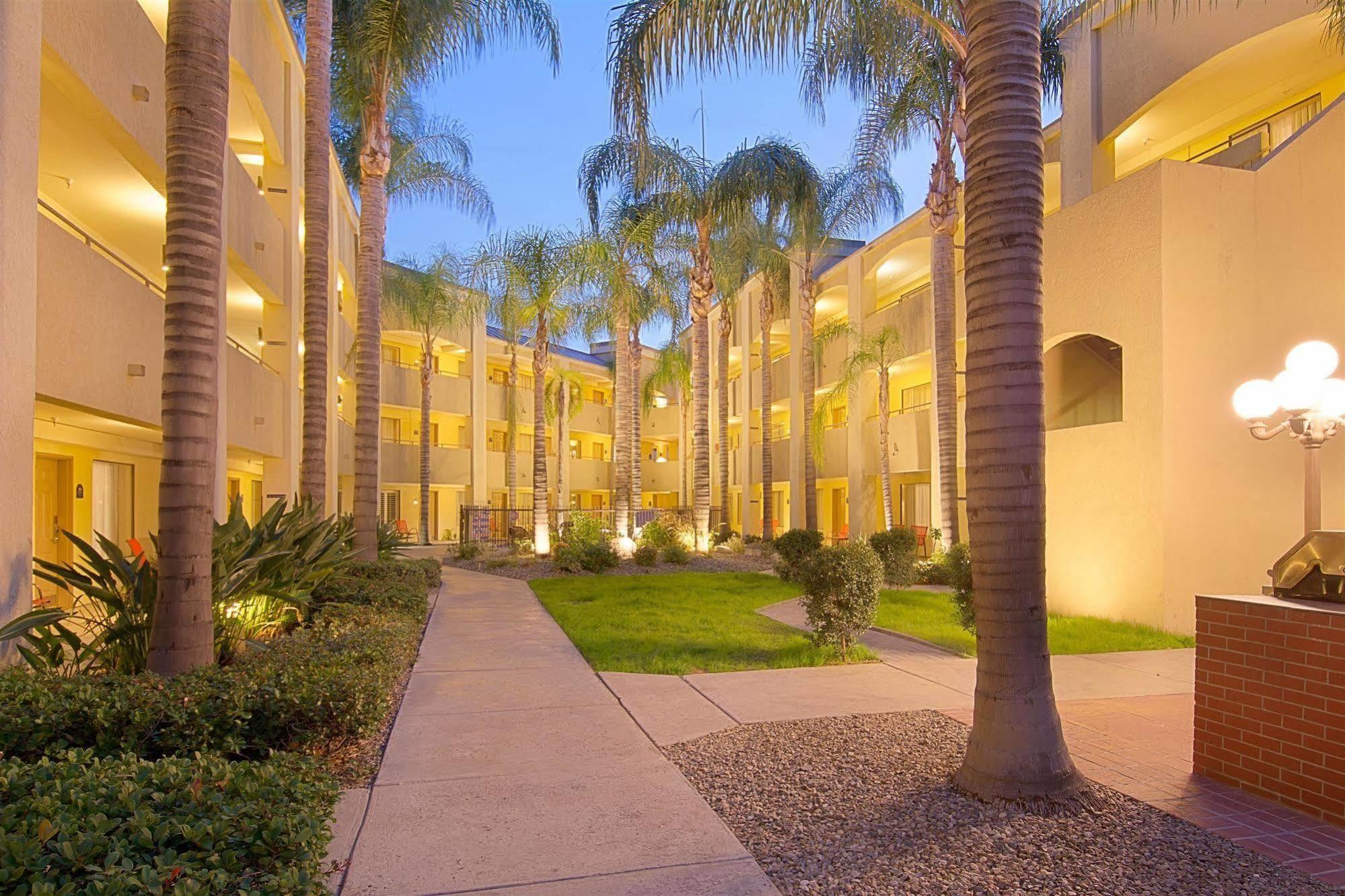 Hotel d'Lins Ontario Airport Exterior foto