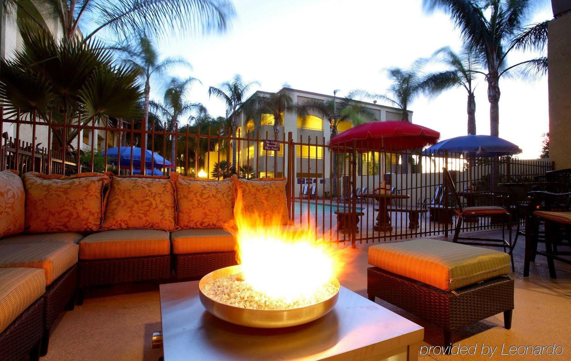 Hotel d'Lins Ontario Airport Exterior foto